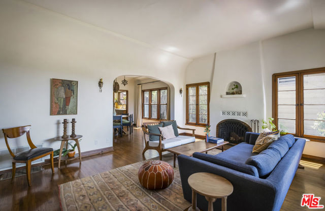 6105 Mount Angelus Drive, Los Angeles CA: https://media.crmls.org/mediaz/28c3b89e-0b9b-4c5d-a920-1af8af7c3c94.jpg