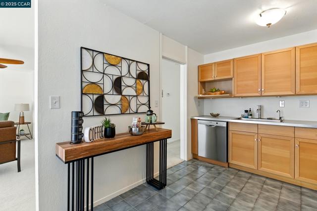 193 Montecito, Oakland CA: https://media.crmls.org/mediaz/28c43ea8-e4ab-43a1-ad6c-d11eb9906a67.jpg