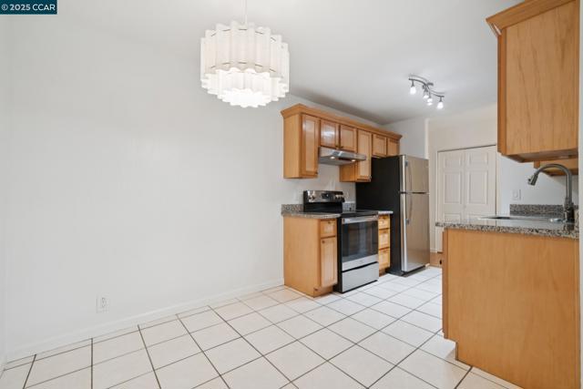 150 Pearl St, Oakland CA: https://media.crmls.org/mediaz/28c459c3-7b12-4854-b828-7d23173e732d.jpg