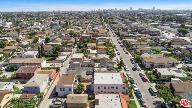 2370 Lime Avenue, Long Beach CA: https://media.crmls.org/mediaz/28c4aae1-4696-432b-92b7-098bd3a56378.jpg