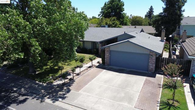 3124 Estate Dr, Stockton CA: https://media.crmls.org/mediaz/28c50d0e-7c9f-4ad2-8b59-34b82ac23c8a.jpg
