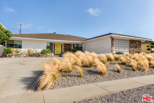 5544 W 63rd Street, Los Angeles CA: https://media.crmls.org/mediaz/28c5f4bf-d9e2-41b7-a835-c7893043ee36.jpg