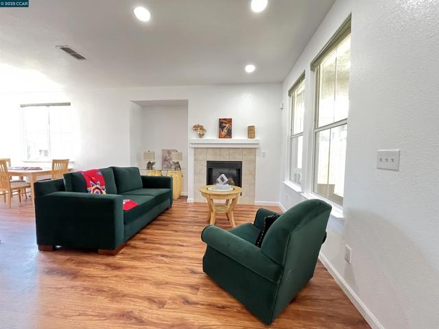 1870 Zurlo Way, Sacramento CA: https://media.crmls.org/mediaz/28c6bc54-dc8f-4f4f-9c23-3500cd36c664.jpg