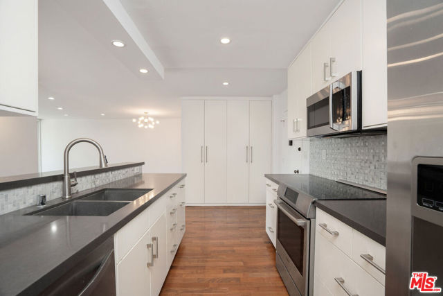 10240 Camarillo Street, Toluca Lake CA: https://media.crmls.org/mediaz/28c6e5f7-7a29-4444-bf58-3c97d1671d8d.jpg