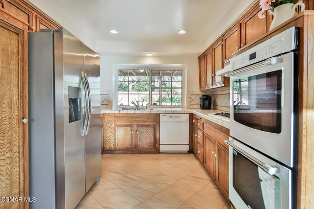 5260 Edgeware Drive, Calabasas CA: https://media.crmls.org/mediaz/28c82b1d-b7fe-4606-a670-000f6dfcf7d1.jpg