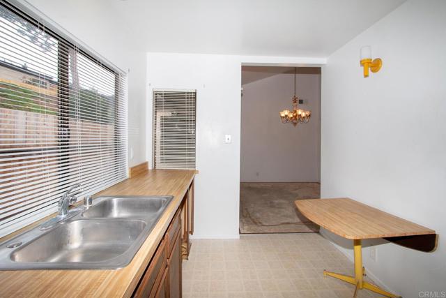 737 Nob Circle, Vista CA: https://media.crmls.org/mediaz/28c85b34-4dfa-4cf1-86c3-8215a164012f.jpg