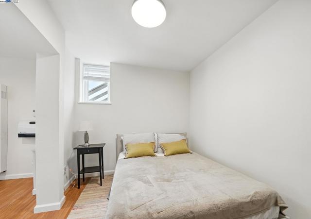 2323 Mastlands Dr, Oakland CA: https://media.crmls.org/mediaz/28c8e59f-deef-4db8-8020-ef5276a62121.jpg