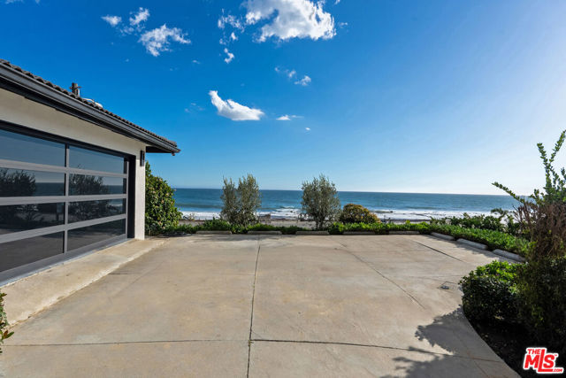 21715 Rambla Vista, Malibu CA: https://media.crmls.org/mediaz/28c8f234-6651-4c95-9301-0177f3d88867.jpg