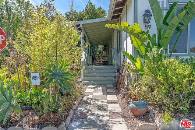 23777 Mulholland Highway, Calabasas CA: https://media.crmls.org/mediaz/28c940c3-d57a-41b9-838d-02900d84be6c.jpg