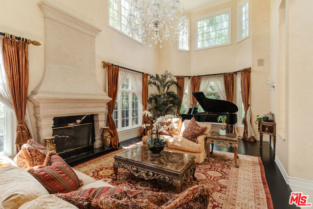 1202 San Vicente Boulevard, Santa Monica CA: https://media.crmls.org/mediaz/28c9898b-30a2-411e-9e90-cff43864284a.jpg