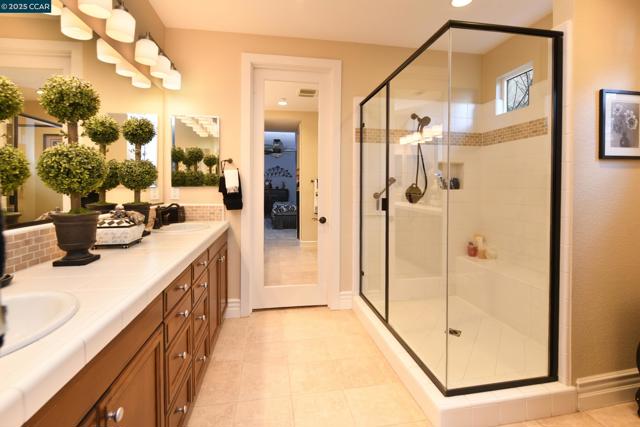 1759 Latour Ave, Brentwood CA: https://media.crmls.org/mediaz/28c98e53-5ec8-4ab2-85cd-1ee3979c743b.jpg