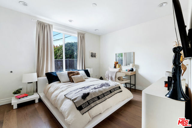 12504 Kling Street, Studio City CA: https://media.crmls.org/mediaz/28ca1e61-6005-427f-a2e7-e70cacf39f33.jpg