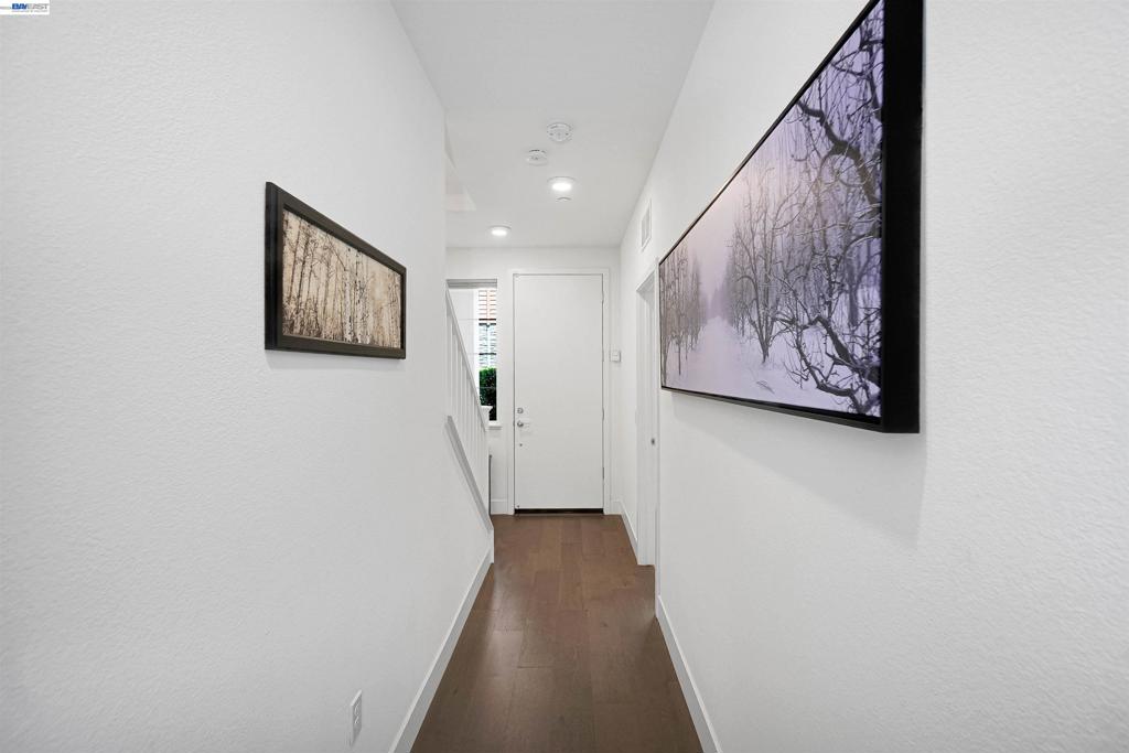 https://media.crmls.org/mediaz/28caceaf-b68a-4016-be6a-f307b4cc28a7.jpg?preset=X-Large