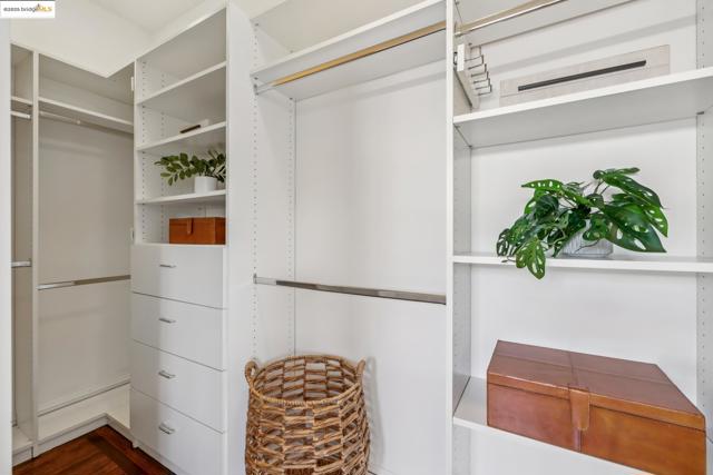 612 Longridge Rd, Oakland CA: https://media.crmls.org/mediaz/28cb1f6a-5995-4638-ad97-cfa24b3d8b05.jpg