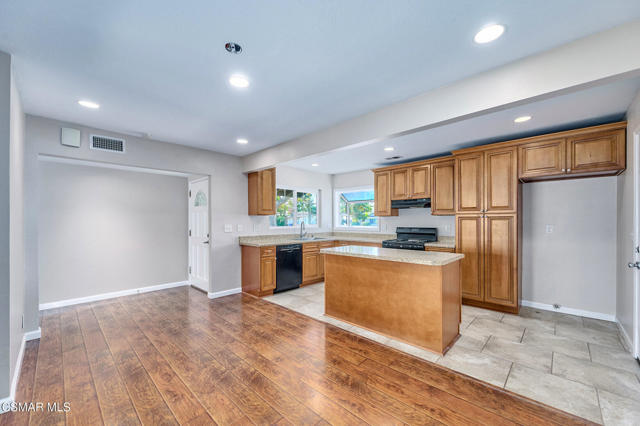 560 Randy Drive, Newbury Park CA: https://media.crmls.org/mediaz/28cb276a-8cb6-4341-88e5-edfc9c2d7256.jpg