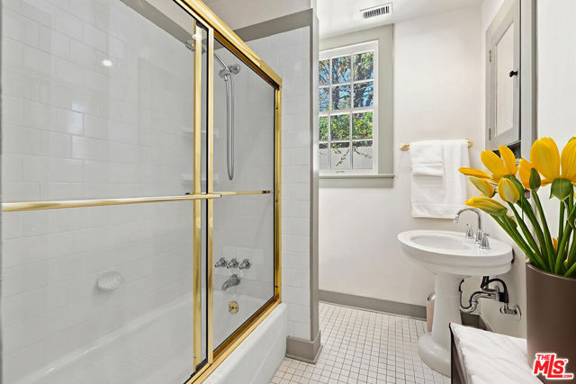 803 N Rexford Drive, Beverly Hills CA: https://media.crmls.org/mediaz/28cc4589-cc9a-4bbd-a6ee-edd5d99f05ce.jpg