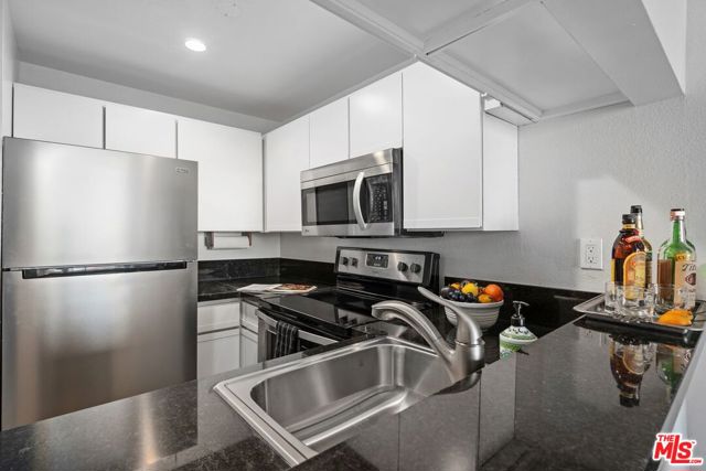 1440 Veteran Avenue, Los Angeles CA: https://media.crmls.org/mediaz/28cc8c5b-d524-4bb2-a318-c6bae7d1c4b7.jpg