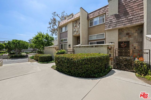 21901 Lassen Street, Chatsworth CA: https://media.crmls.org/mediaz/28ccedda-9ac7-40c8-ab68-8d991d7e71c9.jpg