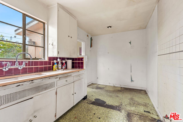 12926 Bonaparte Avenue, Los Angeles CA: https://media.crmls.org/mediaz/28cd7328-2656-49b1-959b-c13f73f1d8fd.jpg
