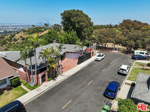 4260 S Cloverdale Avenue, Los Angeles CA: https://media.crmls.org/mediaz/28cf92e2-090c-4fba-aede-02c8beabdd22.jpg
