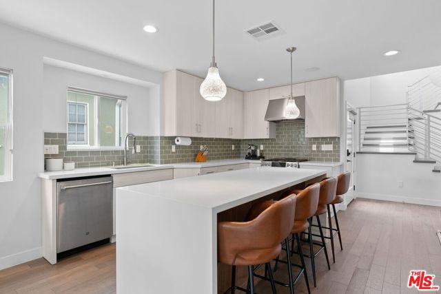 8107 Yorktown Avenue, Los Angeles CA: https://media.crmls.org/mediaz/28d01340-b250-4fb3-bb15-3b1bf78e9fd7.jpg