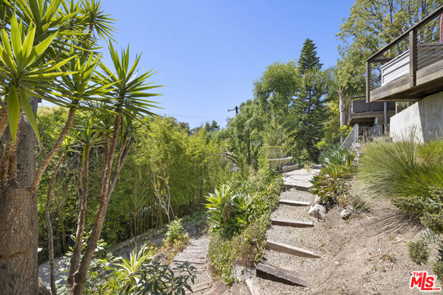2325 Duxbury Circle, Los Angeles CA: https://media.crmls.org/mediaz/28d06222-2bf3-4894-91c2-e1251027be8f.jpg