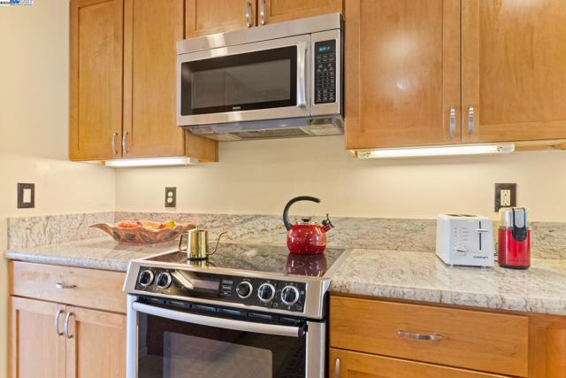 35 Leonard Ct, Alameda CA: https://media.crmls.org/mediaz/28d0ba8a-cc06-4425-a850-6ef265c29430.jpg