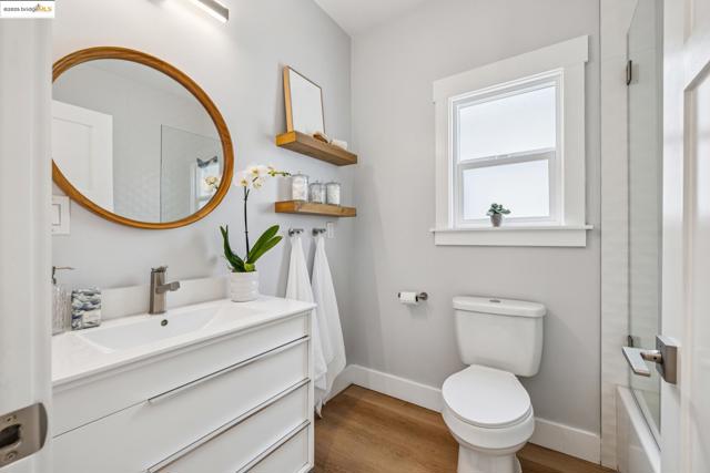617 59th St, Oakland CA: https://media.crmls.org/mediaz/28d1fc98-6ba0-4743-9388-ee5e9e2a421e.jpg