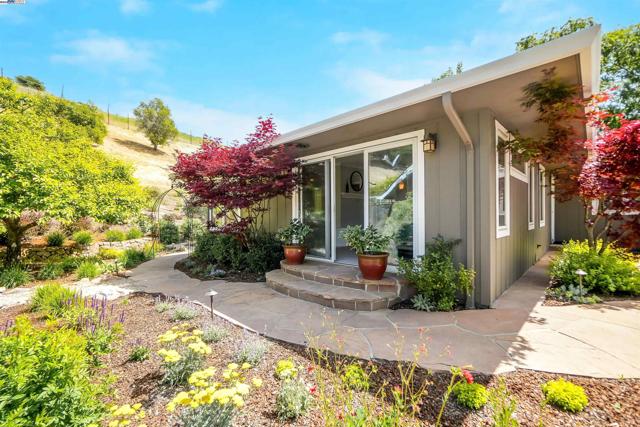 8700 Oak Tree Ln, Castro Valley CA: https://media.crmls.org/mediaz/28d2b940-6a1b-45bb-acc0-9ec0b3cabe66.jpg