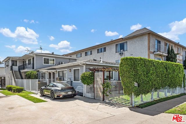 1657 Colby Avenue, Los Angeles CA: https://media.crmls.org/mediaz/28d481ce-dded-4c75-949b-70f052e8e837.jpg