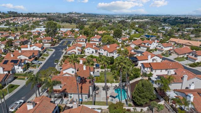 1572 Roma Dr, Vista CA: https://media.crmls.org/mediaz/28d490cc-e0d4-4e2e-a51d-2a17d7fd3f0d.jpg