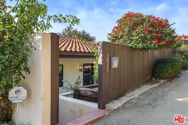 2835 Oak Point Drive, Los Angeles CA: https://media.crmls.org/mediaz/28d4e492-502f-49b0-b5bb-b87808e2ab56.jpg