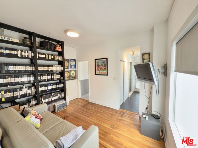 2714 4th Street, Santa Monica CA: https://media.crmls.org/mediaz/28d4fc15-0ee8-49c6-a833-f588bb4f0a7f.jpg
