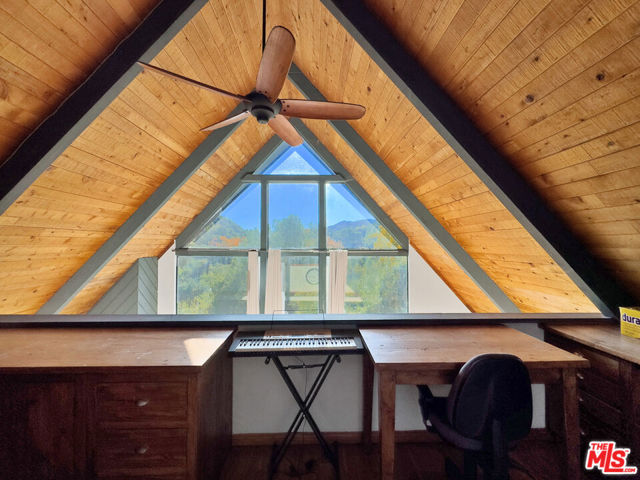 22012 Topanga School Road, Topanga CA: https://media.crmls.org/mediaz/28d51a93-4caa-4834-8e36-180fc9646690.jpg