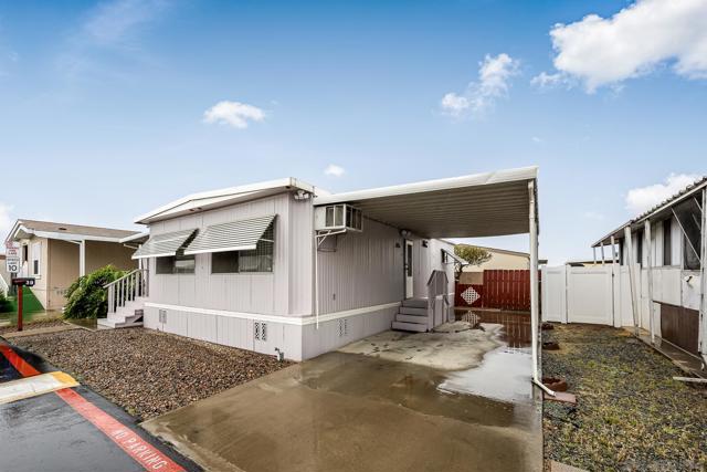 2950 Iris Ave, San Diego CA: https://media.crmls.org/mediaz/28d5f497-fd1f-4f03-b6bf-2c8adde1bf4c.jpg