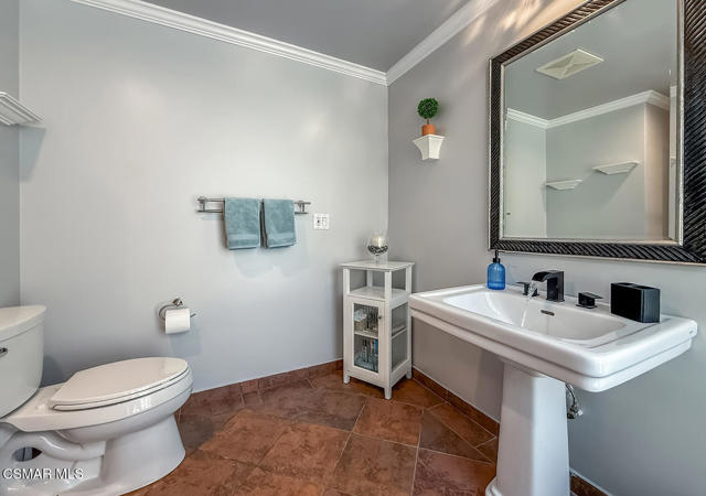 23225 Cass Avenue, Woodland Hills CA: https://media.crmls.org/mediaz/28d67a21-ba66-49dc-ba9a-cafbf95af8a1.jpg