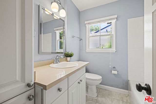 8136 Genesta Avenue, Lake Balboa CA: https://media.crmls.org/mediaz/28d77165-dadf-4e13-81db-93070666c41a.jpg