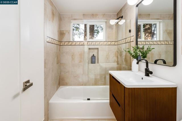 3337 S Lucille Ln, Lafayette CA: https://media.crmls.org/mediaz/28d814a8-e52f-4fe1-80d9-2f5918e490cb.jpg