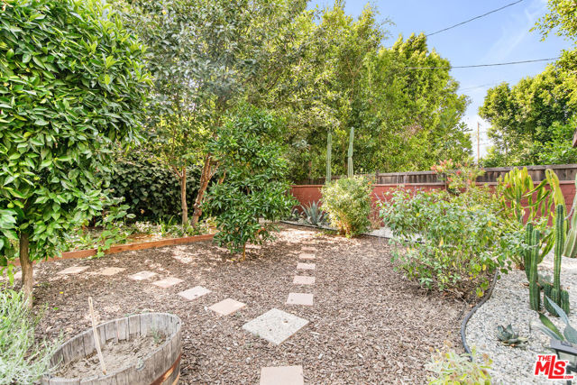 4171 Kraft Avenue, Studio City CA: https://media.crmls.org/mediaz/28d82c64-594a-4b31-b30d-a9a3f78ac0d5.jpg