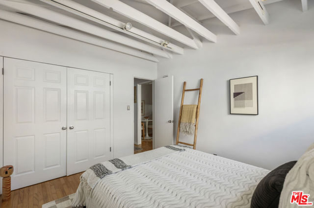 122 Thornton Place, Venice CA: https://media.crmls.org/mediaz/28d832e7-744a-42b6-8adc-0eebab995640.jpg