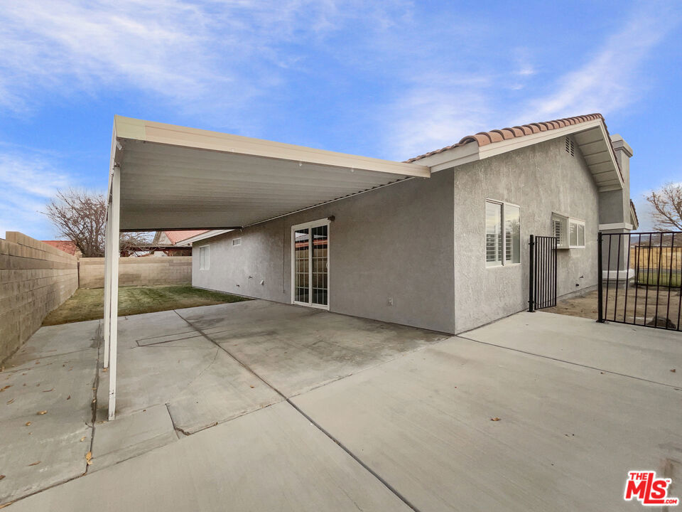 https://media.crmls.org/mediaz/28d8ca80-8225-43a1-ba81-d820ebad4ac5.jpg?preset=X-Large