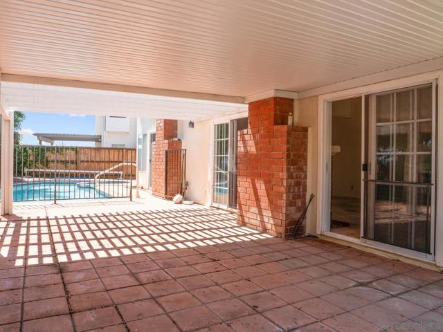 13810 Riverhead Ct, San Diego CA: https://media.crmls.org/mediaz/28d8ccff-0239-405c-a1fe-24d115edacaf.jpg