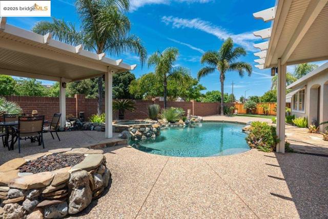 2981 Atherton Pl, Brentwood CA: https://media.crmls.org/mediaz/28d958a9-e23f-423d-927a-26d3024b409d.jpg