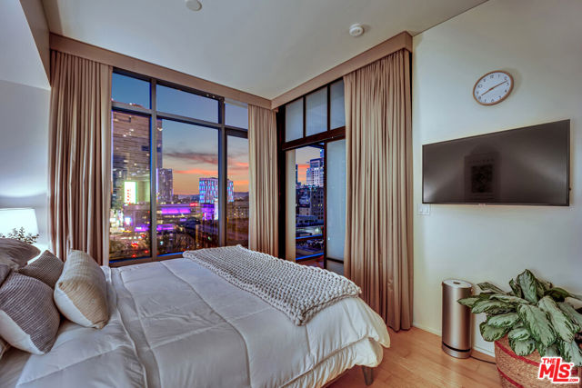 1100 S Hope Street, Los Angeles CA: https://media.crmls.org/mediaz/28da4ba4-c745-4a2c-9803-d44aa723e8ef.jpg