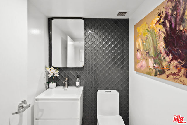 13650 Marina Pointe Drive, Marina del Rey CA: https://media.crmls.org/mediaz/28dc9705-b718-4e95-bd87-0b3337be69f3.jpg