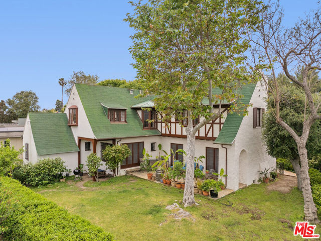 3806 Carnavon Way, Los Angeles CA: https://media.crmls.org/mediaz/28dcd05e-7367-4d96-a92a-2189711e3896.jpg