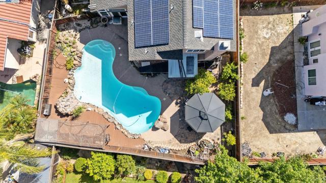 1005 Wood Thrush Ln, Tracy CA: https://media.crmls.org/mediaz/28dd153d-2c31-4142-80f5-1d96927dcc49.jpg