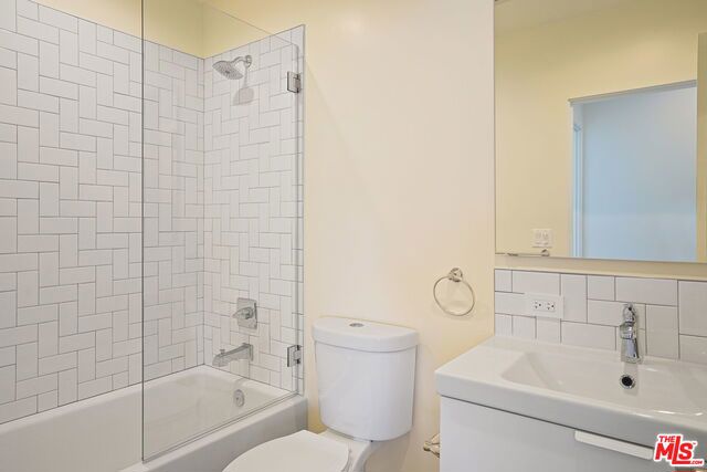1166 S Cochran Avenue, Los Angeles CA: https://media.crmls.org/mediaz/28ddd0e4-303a-476e-8f4e-fee1d4052c9f.jpg