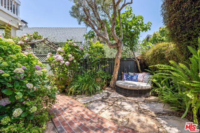 17 20th Avenue, Venice CA: https://media.crmls.org/mediaz/28de34e3-2e5b-42dc-999d-f108614bd5ae.jpg