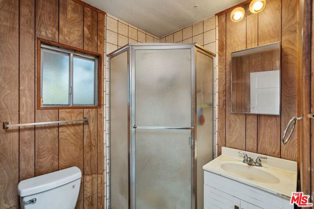 4812 Arlington Avenue, Los Angeles CA: https://media.crmls.org/mediaz/28debd94-4751-43b9-8160-50bb65430dea.jpg